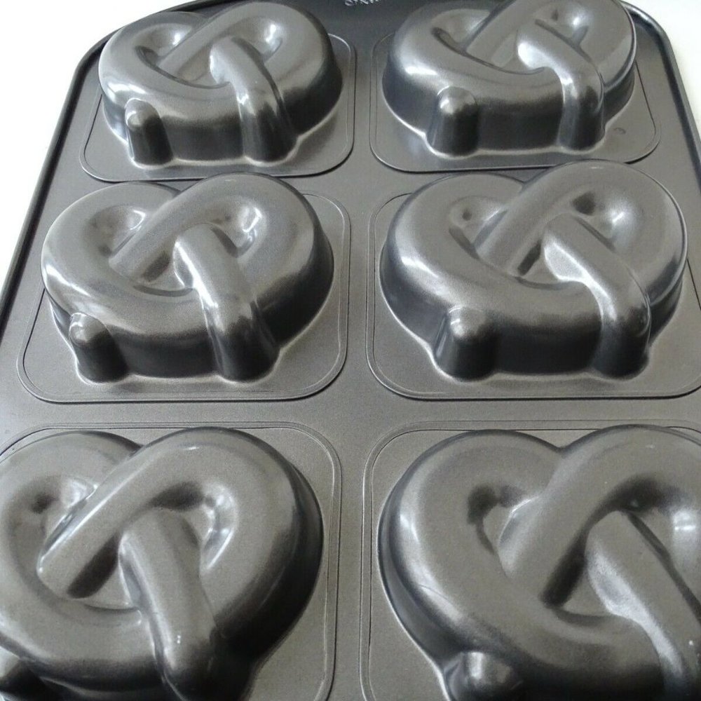Wilton Pretzel Cake Pan 6 Cavity